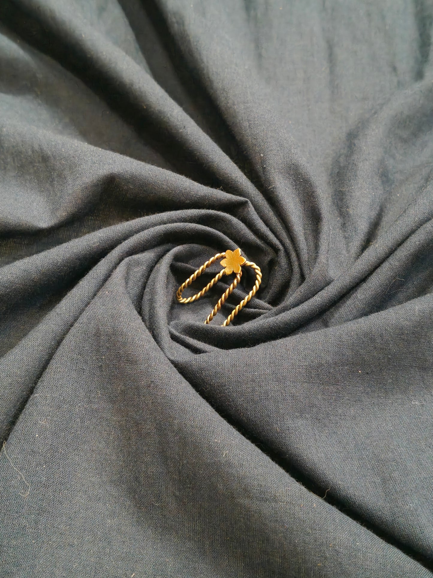 Vanki finger ring with flower on top in brass and copper