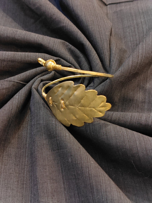 Single leaf design handcrafted cuff bracelet in brass