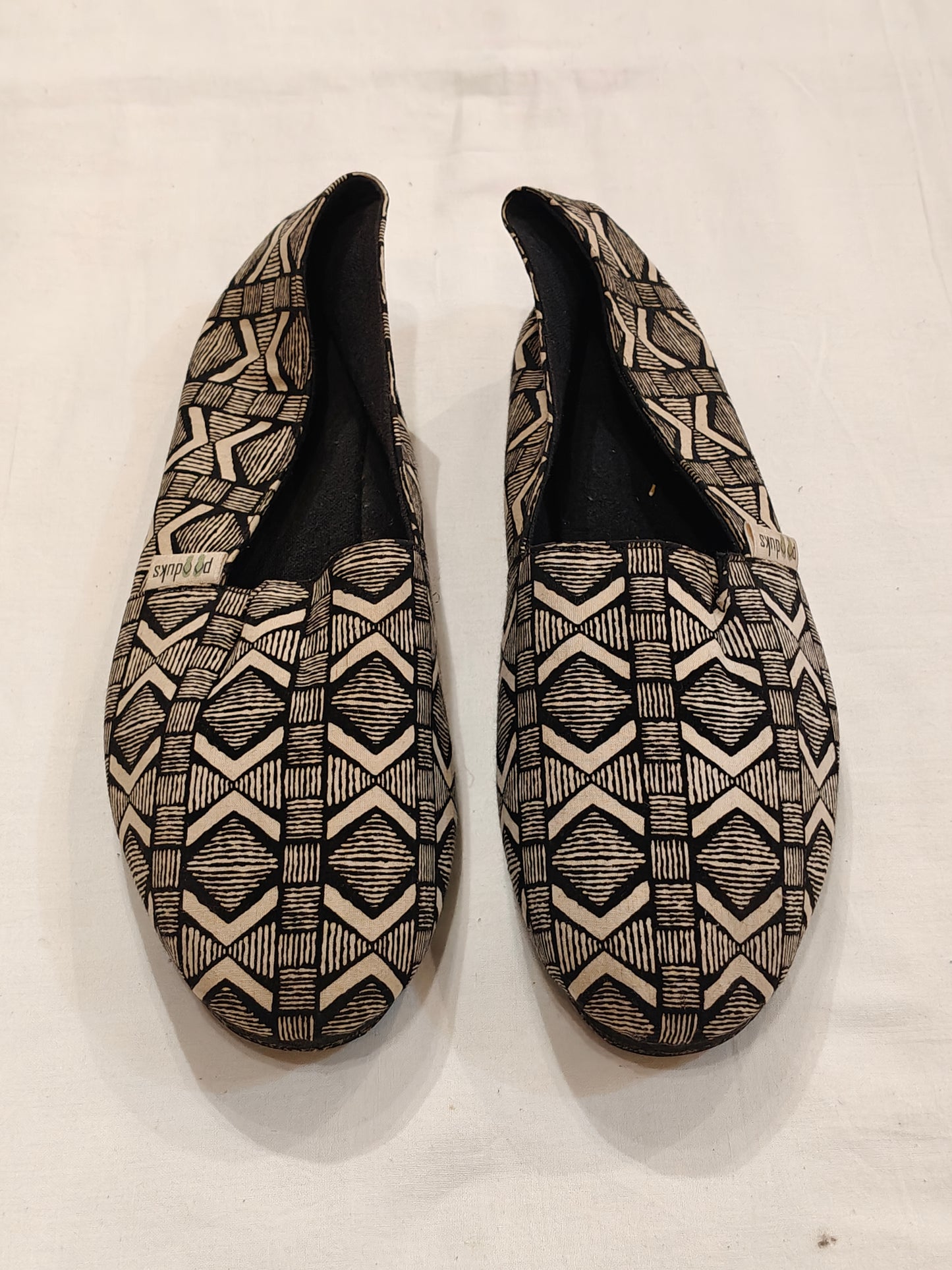 Beige black geometric patterned mace men's shoe with upcycled tyre base