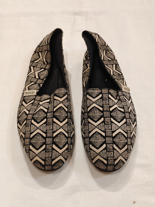Beige black geometric patterned mace men's shoe with upcycled tyre base