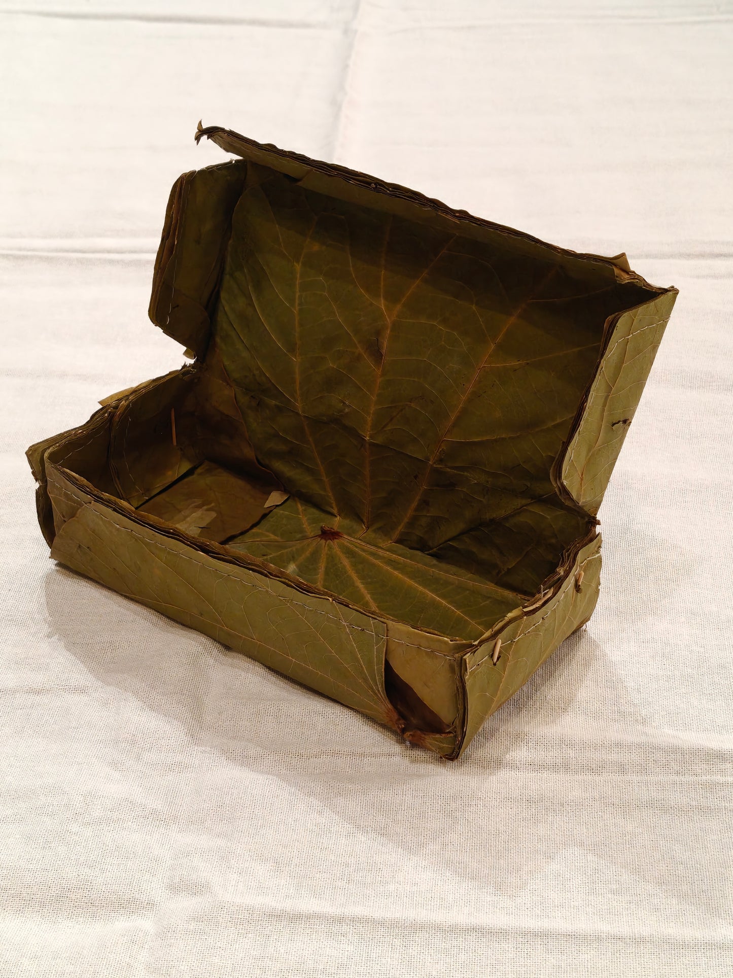 Sweet / gift box handcrafted with Vistaraku / Sal leaf with attached lid - eco-friendly