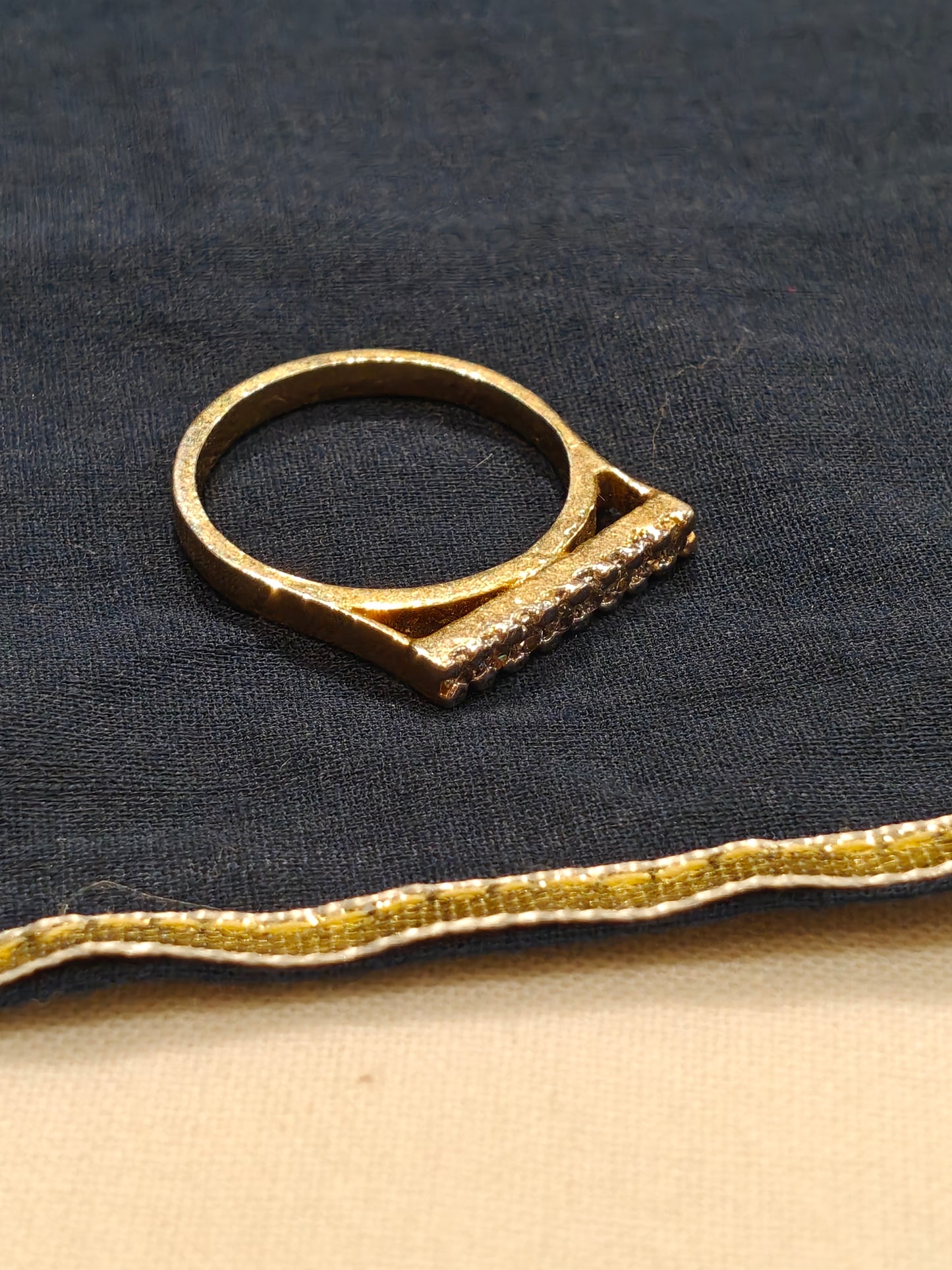 Finger ring with a line of white stones work