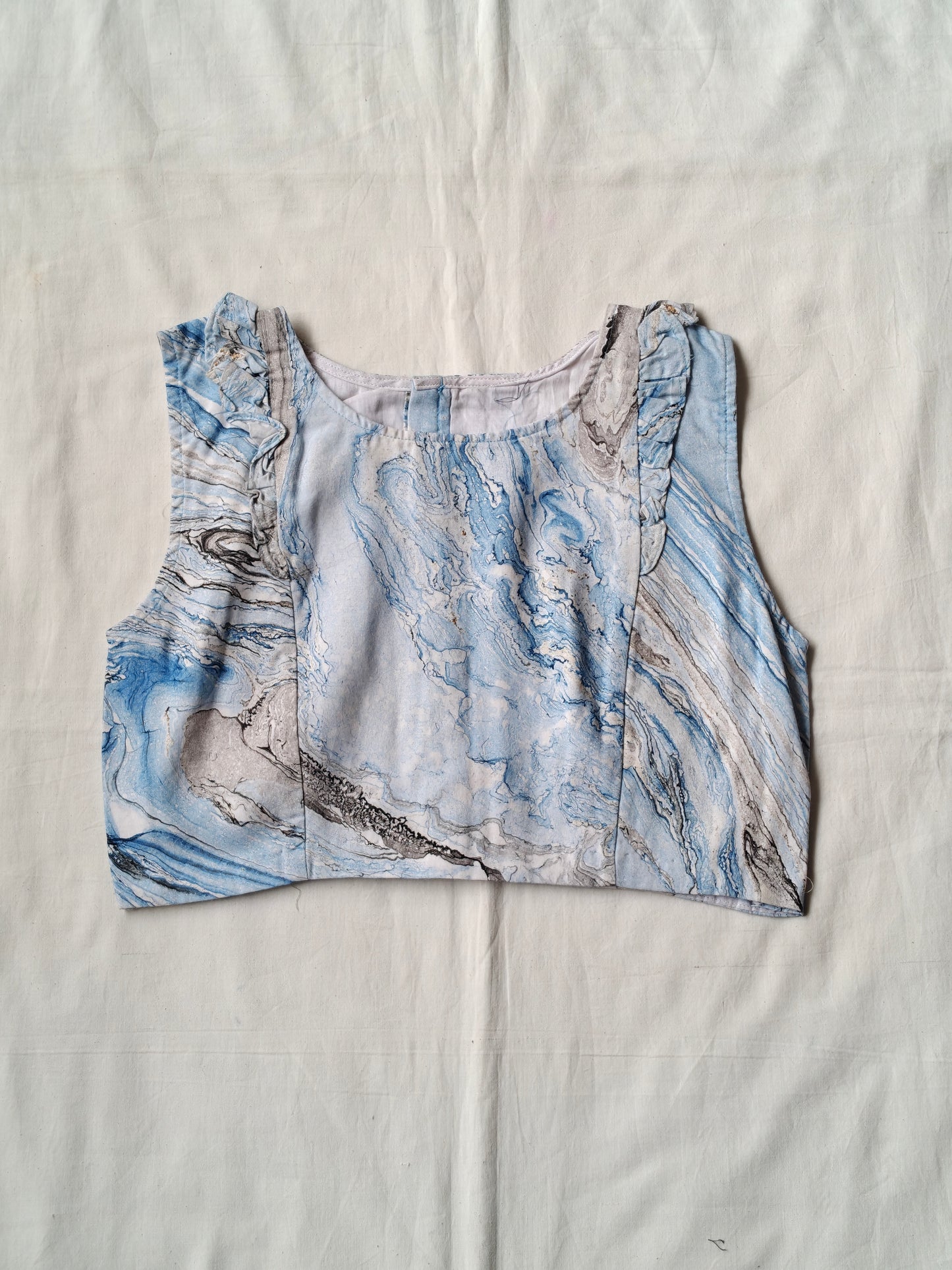 Blue marble printed sleeveless cotton blouse with ruffles