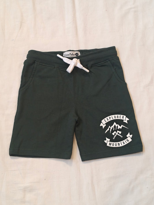 Bottle green cotton knit shorts with explorer mountain print