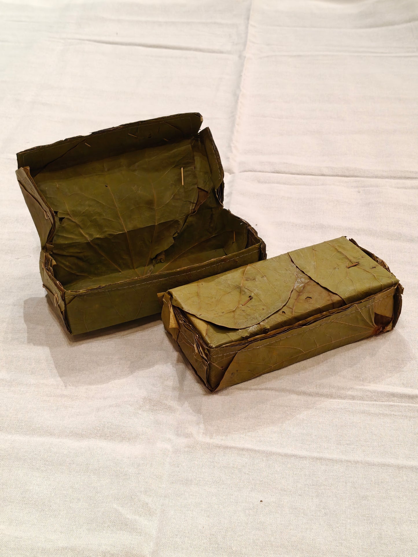 Sweet / gift box handcrafted with Vistaraku / Sal leaf with attached lid - eco-friendly