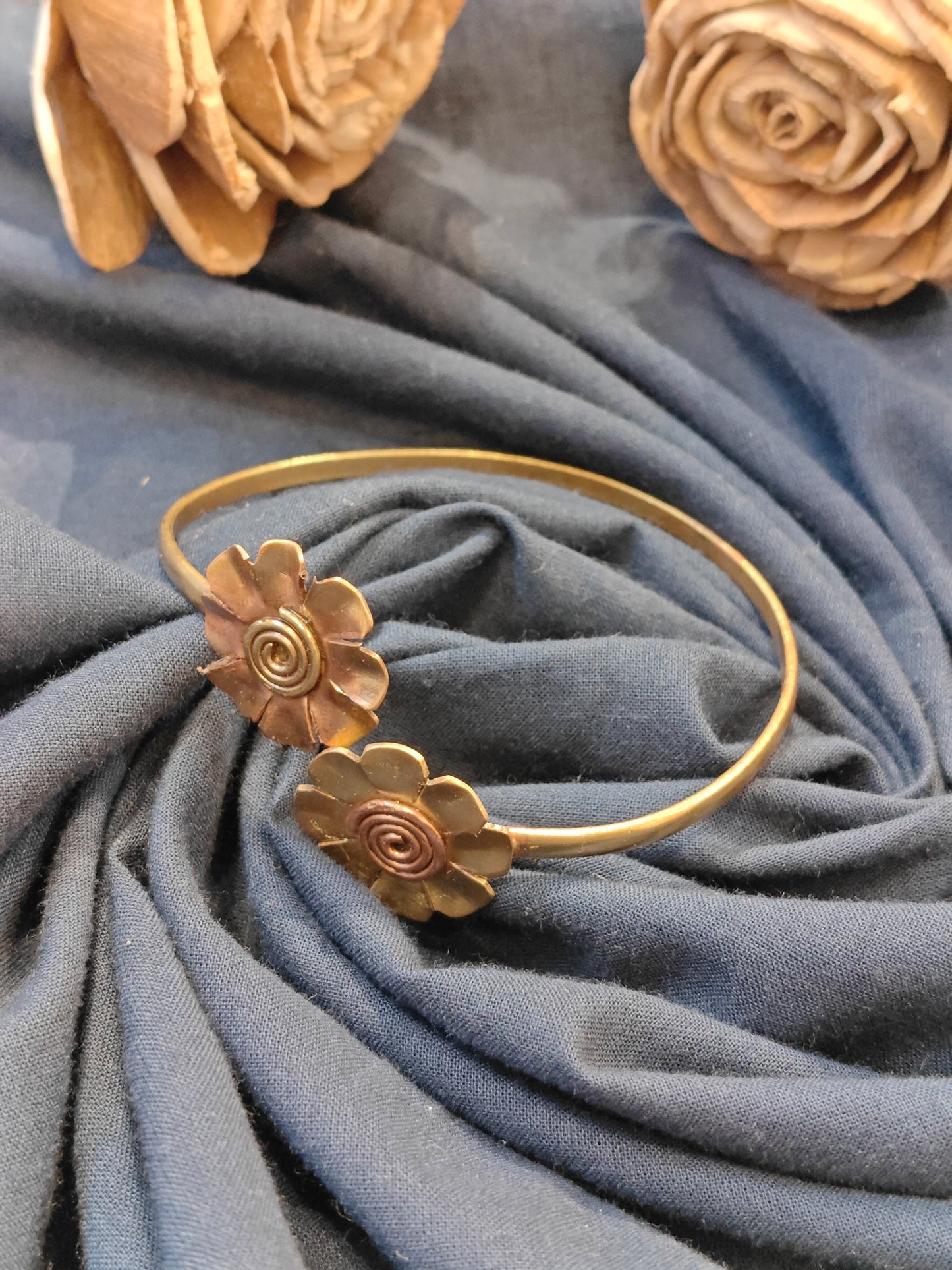 Two flowers cuff bracelet handcrafted in brass and copper