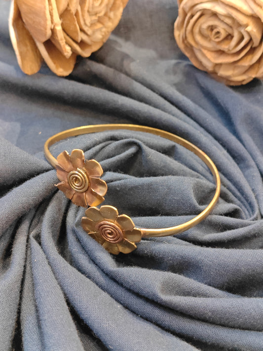 Two flowers cuff bracelet handcrafted in brass and copper