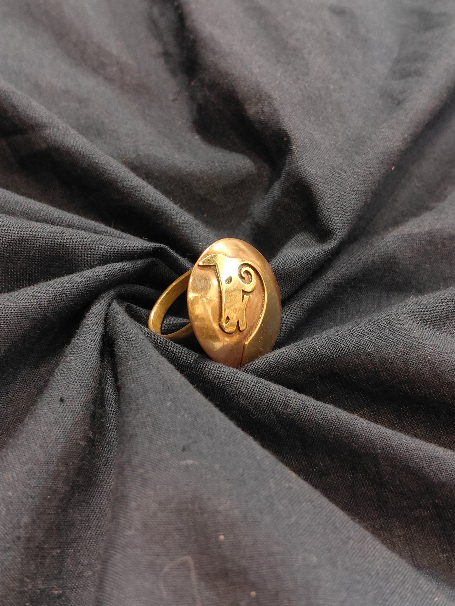 Horse head design finger ring in brass and copper