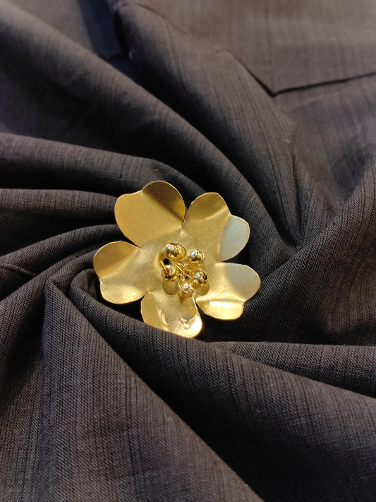 Flower design finger ring in brass