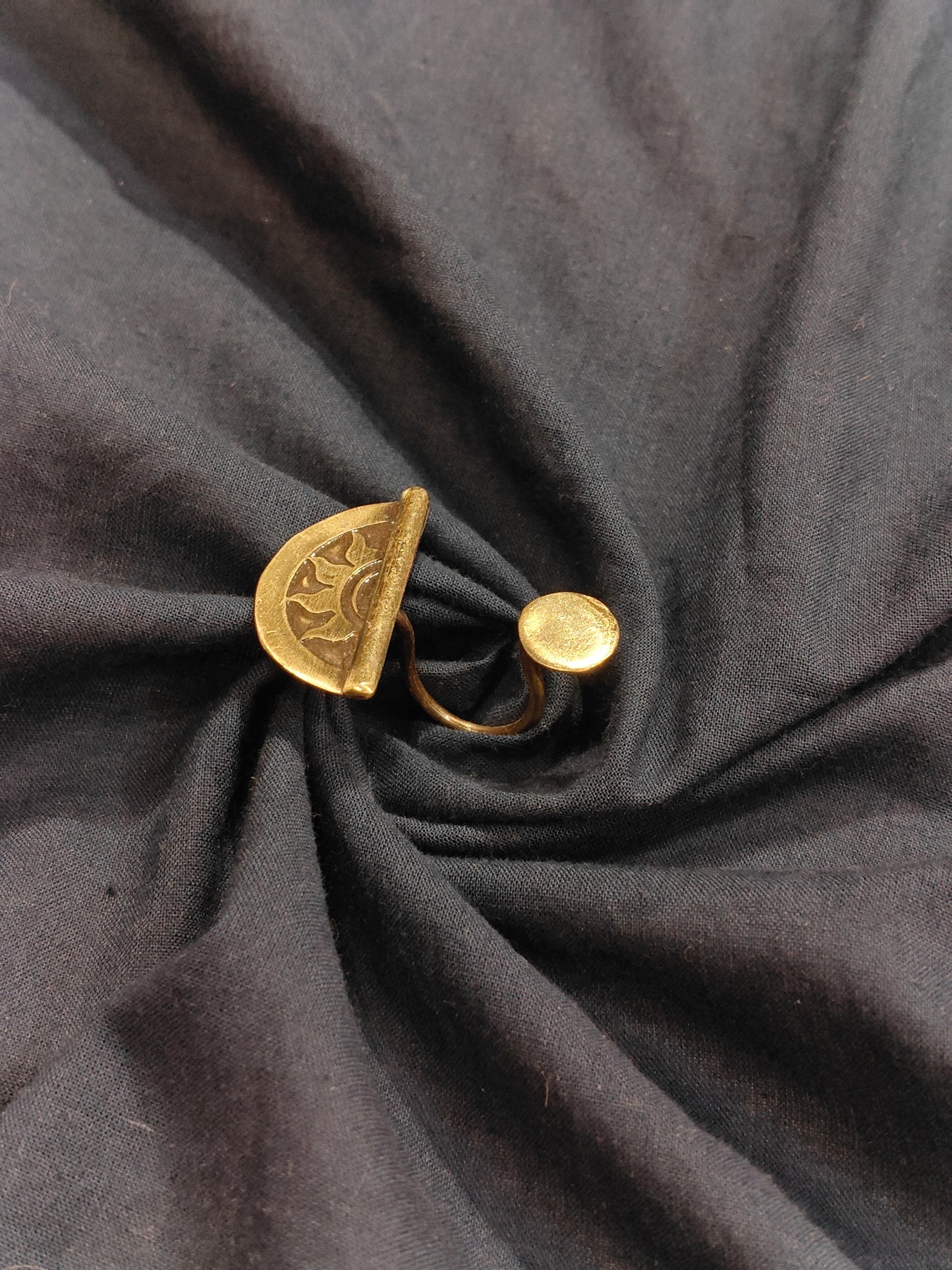 Rising sun design finger ring in brass and copper