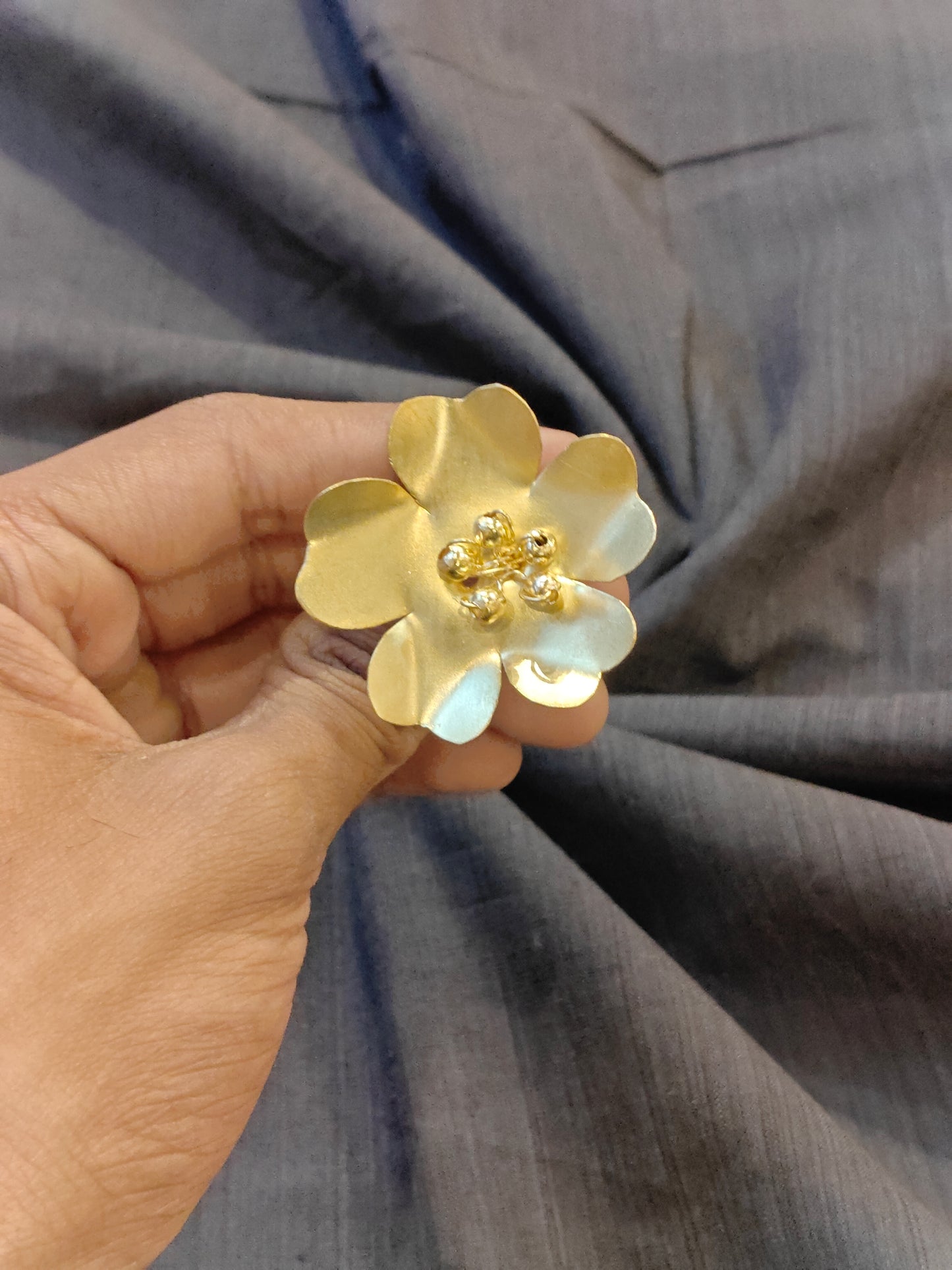 Flower design finger ring in brass