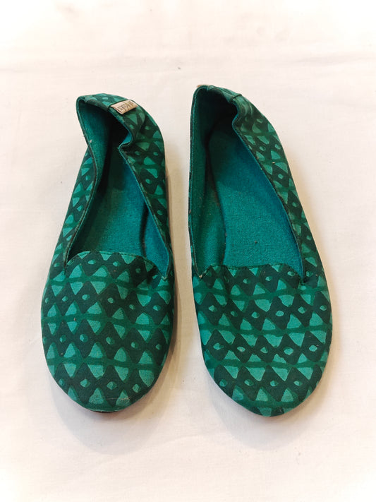 Green triangular prints women's shoe with upcycled tyre base
