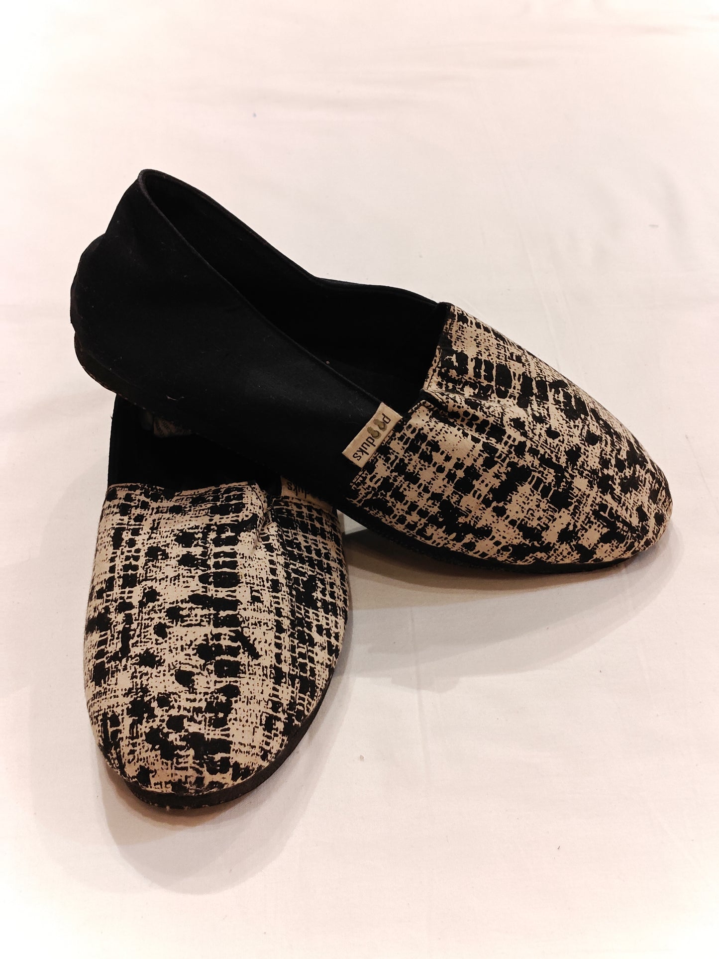 Beige black irregular patterned mace men's shoe with upcycled tyre base