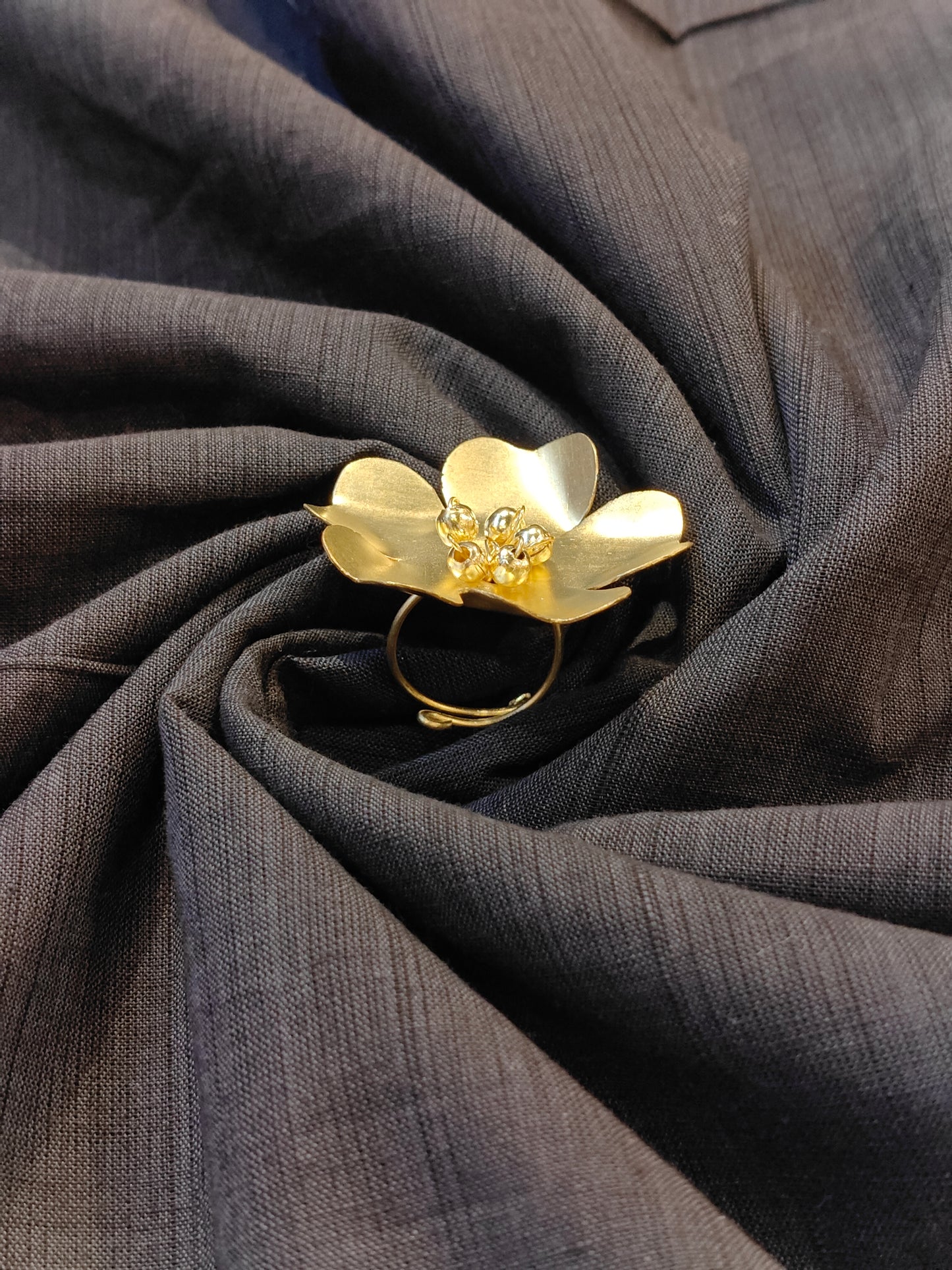 Flower design finger ring in brass