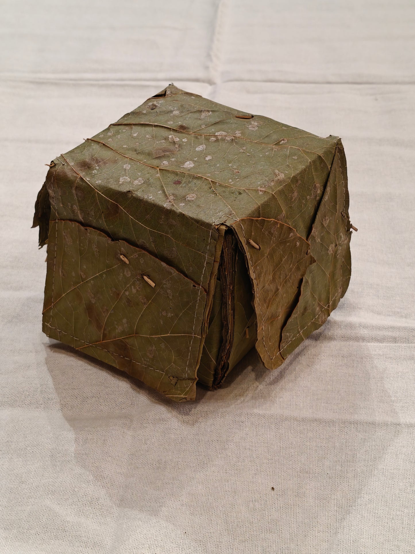 Sweet / gift box handcrafted with Vistaraku / Sal leaf with attached lid - eco-friendly