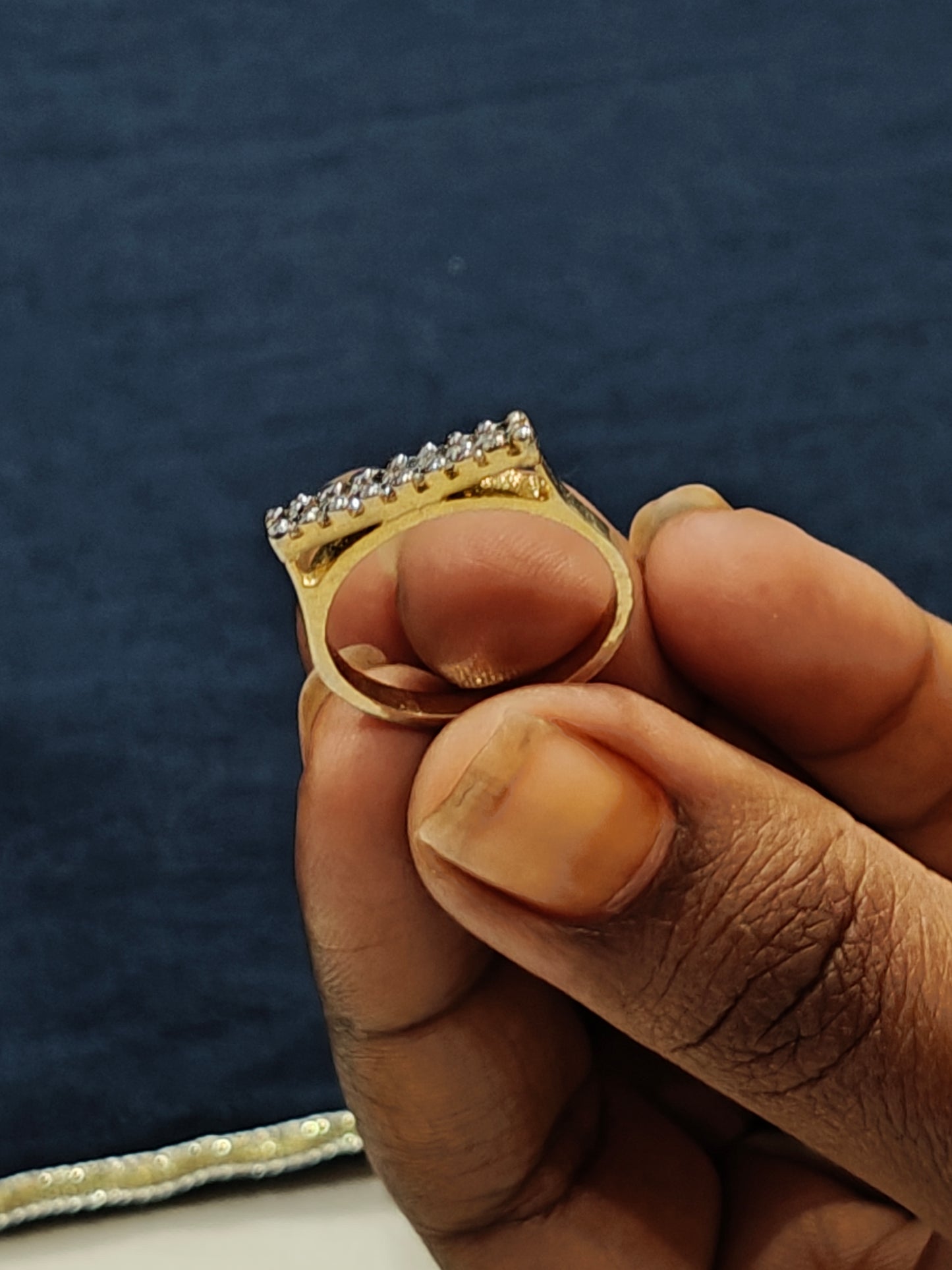 Finger ring with a line of white stones work