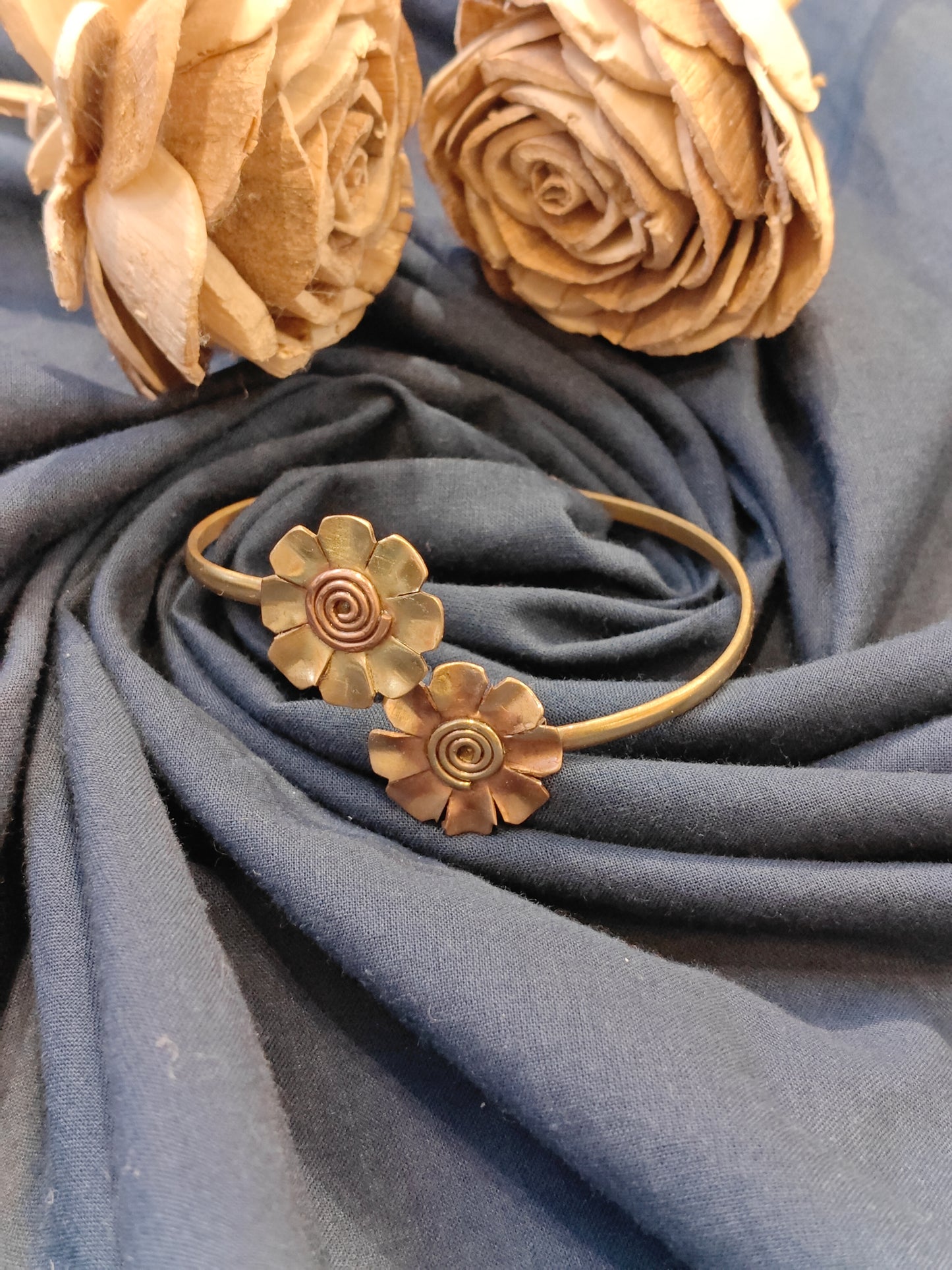 Two flowers cuff bracelet handcrafted in brass and copper