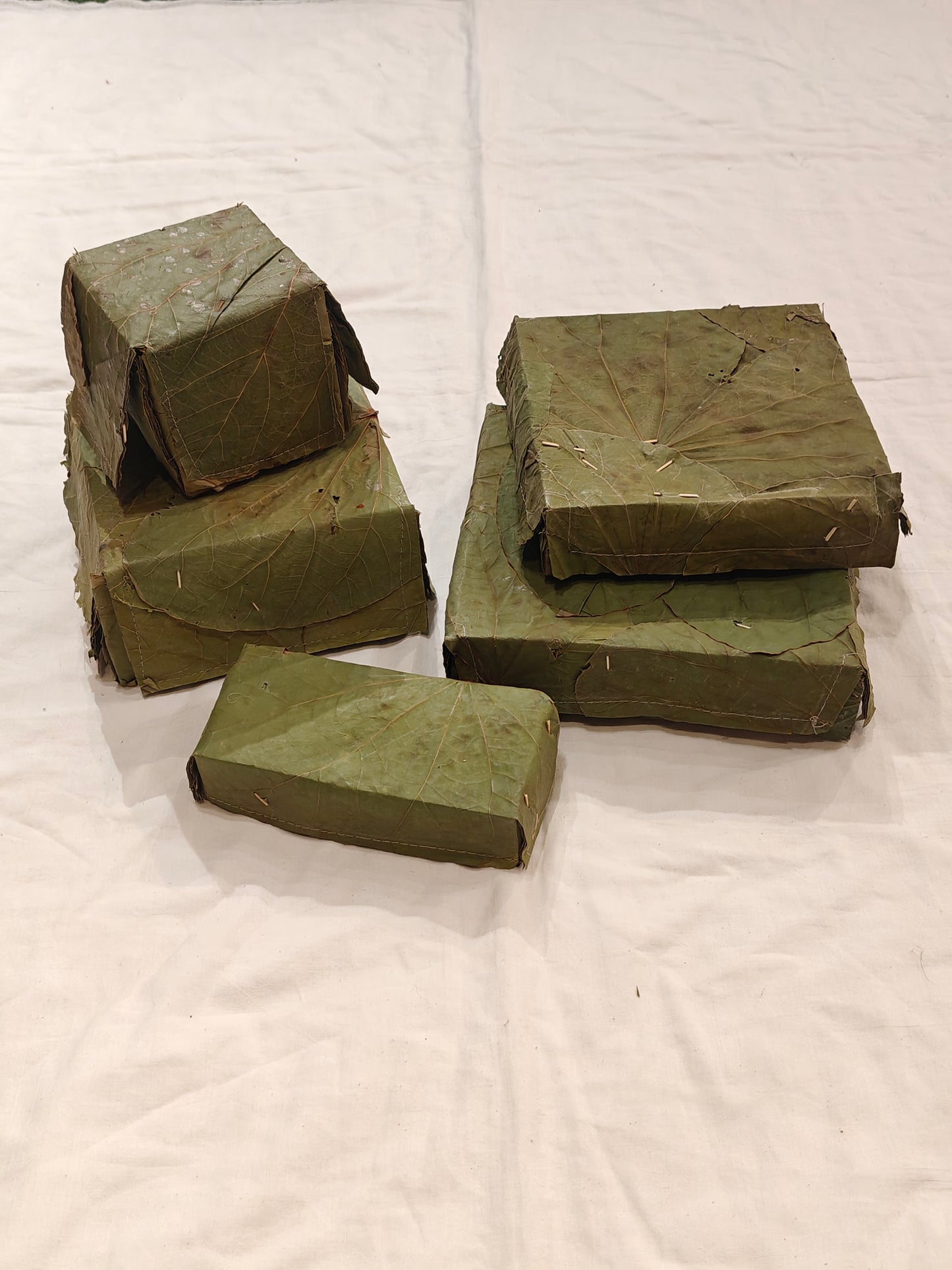 Sweet / gift box handcrafted with Vistaraku / Sal leaf with attached lid - eco-friendly