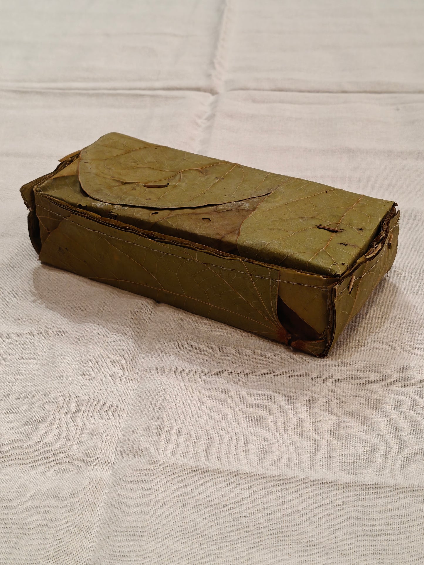 Sweet / gift box handcrafted with Vistaraku / Sal leaf with attached lid - eco-friendly