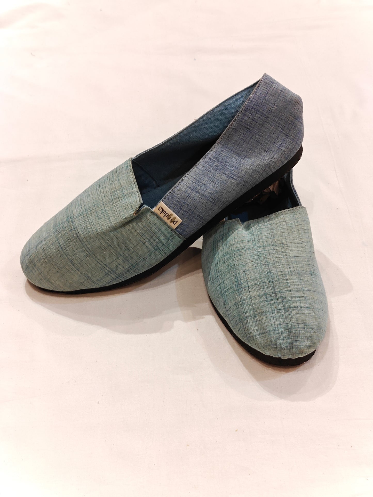 Men mace light blue shoes with upcycled tyre base