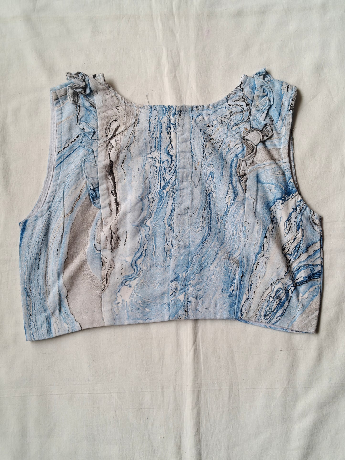 Blue marble printed sleeveless cotton blouse with ruffles