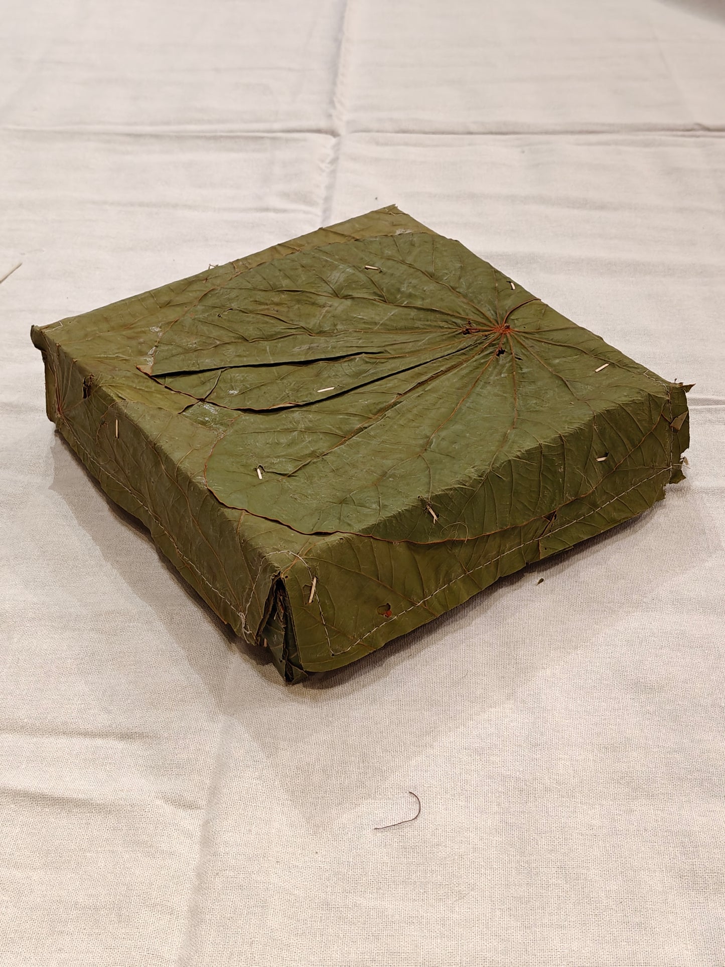 Sweet / gift box handcrafted with Vistaraku / Sal leaf with attached lid - eco-friendly