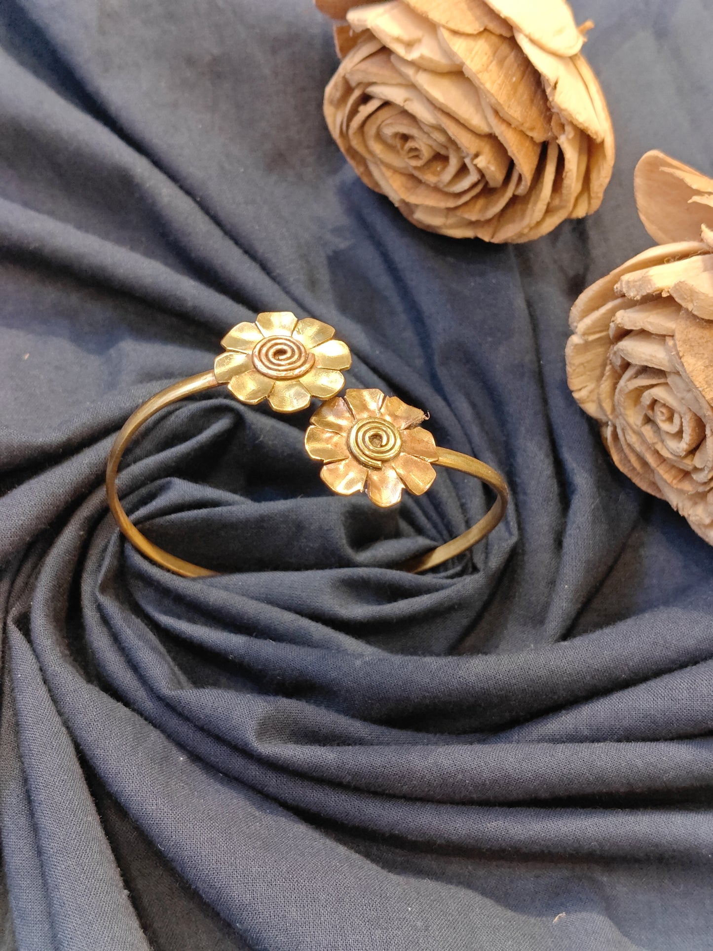 Two flowers cuff bracelet handcrafted in brass and copper