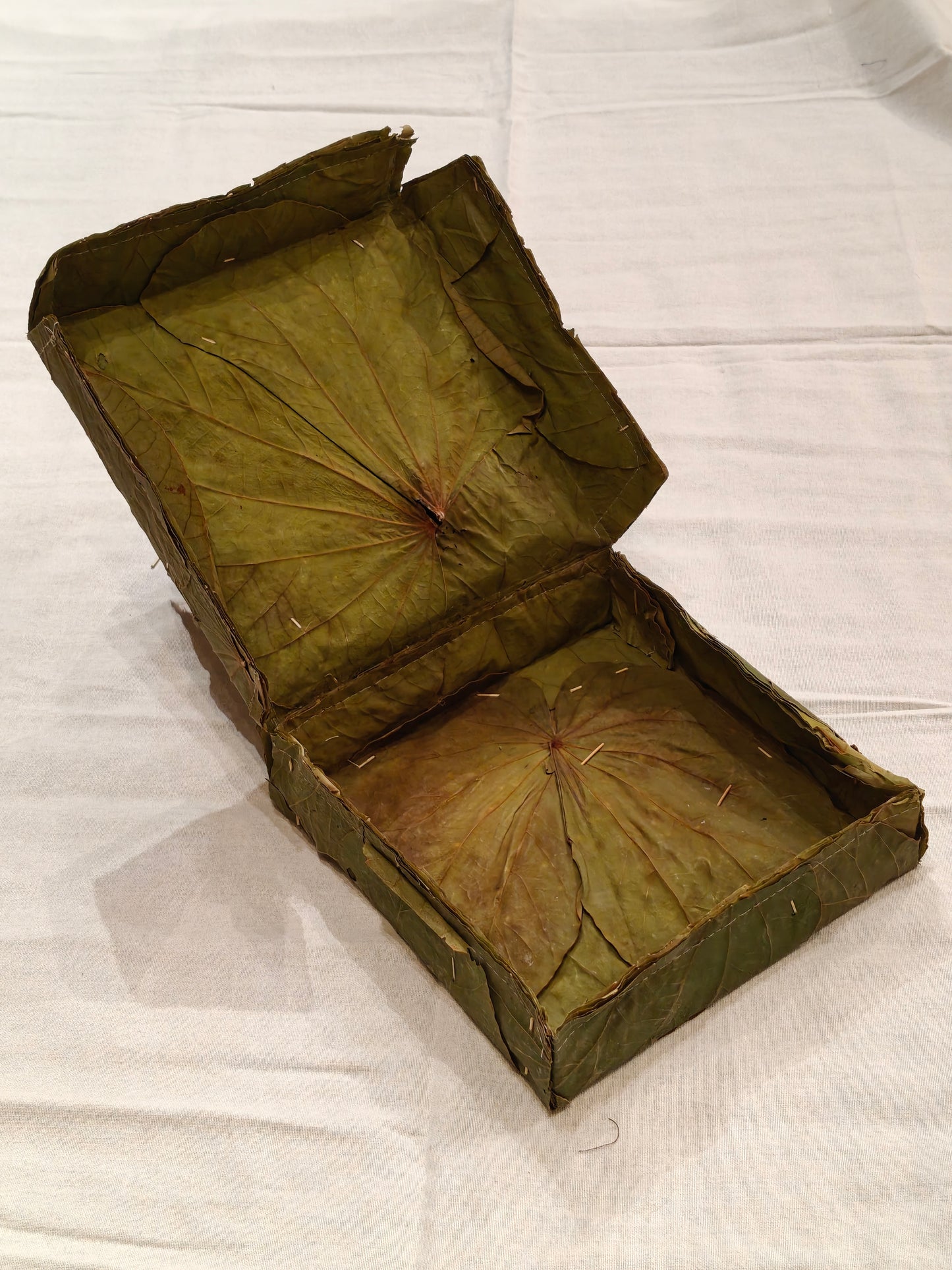 Sweet / gift box handcrafted with Vistaraku / Sal leaf with attached lid - eco-friendly