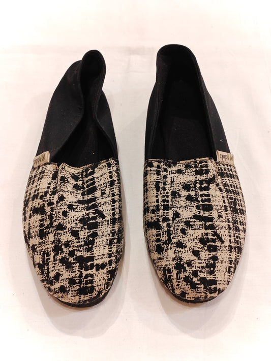 Beige black irregular patterned mace men's shoe with upcycled tyre base
