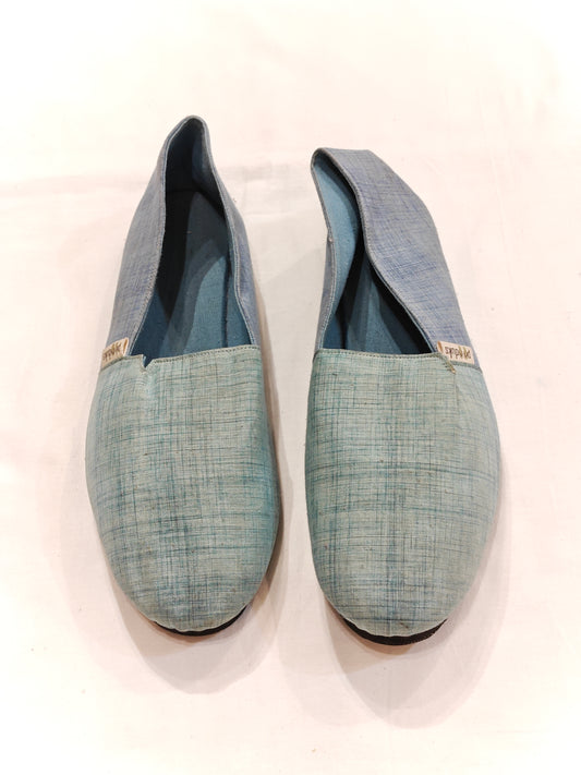 Men mace light blue shoes with upcycled tyre base
