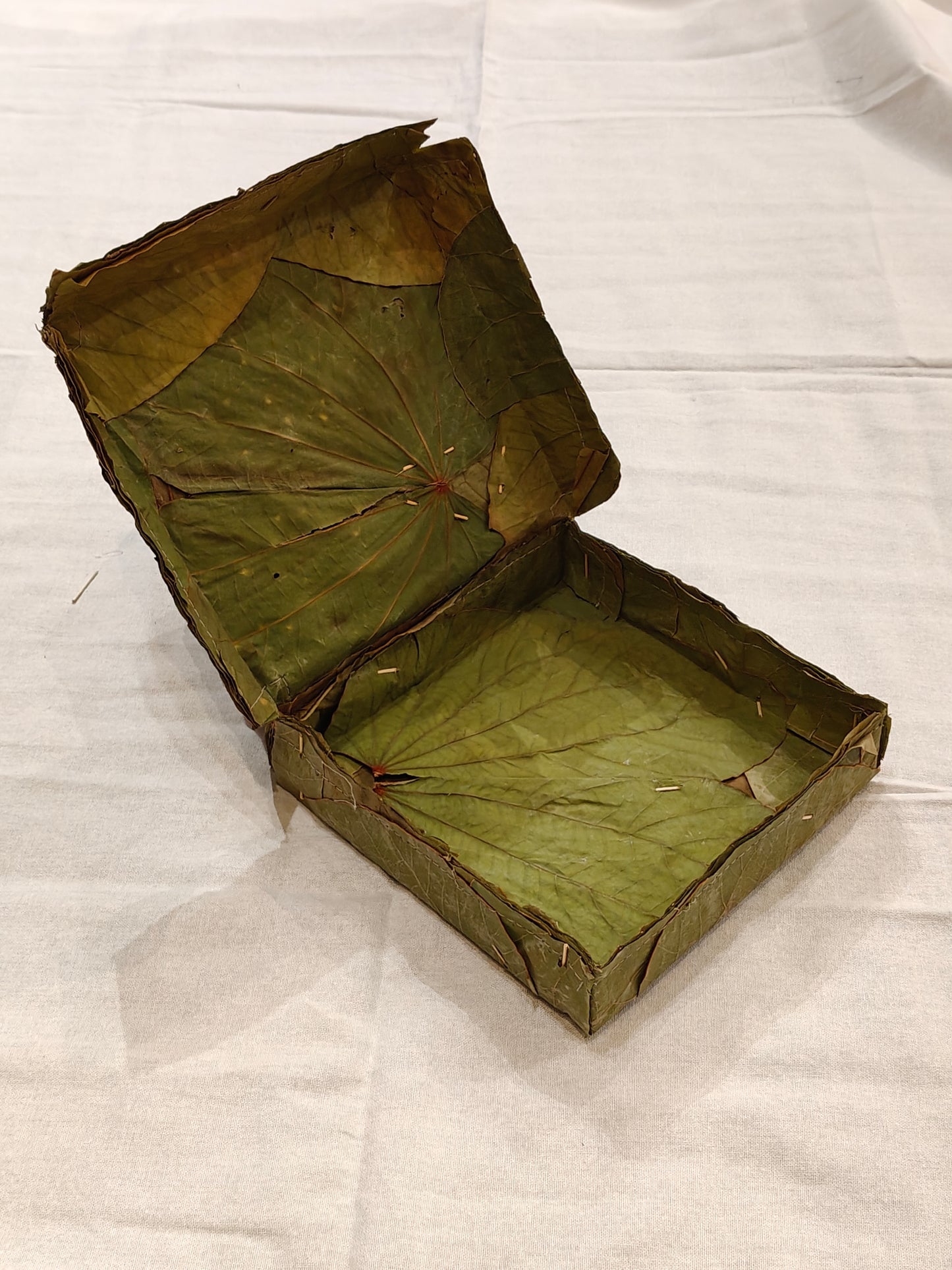 Sweet / gift box handcrafted with Vistaraku / Sal leaf with attached lid - eco-friendly