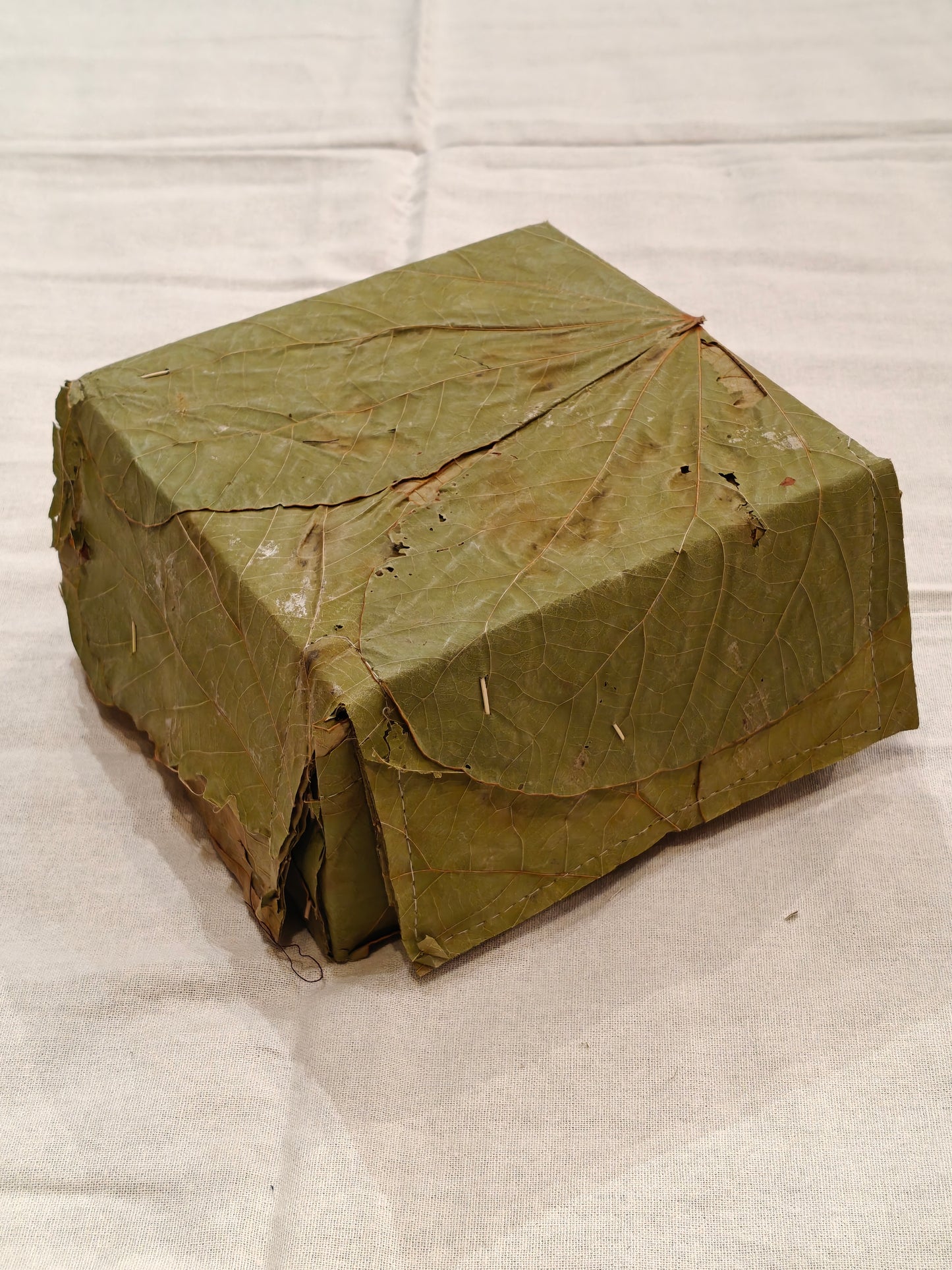 Sweet / gift box handcrafted with Vistaraku / Sal leaf with attached lid - eco-friendly