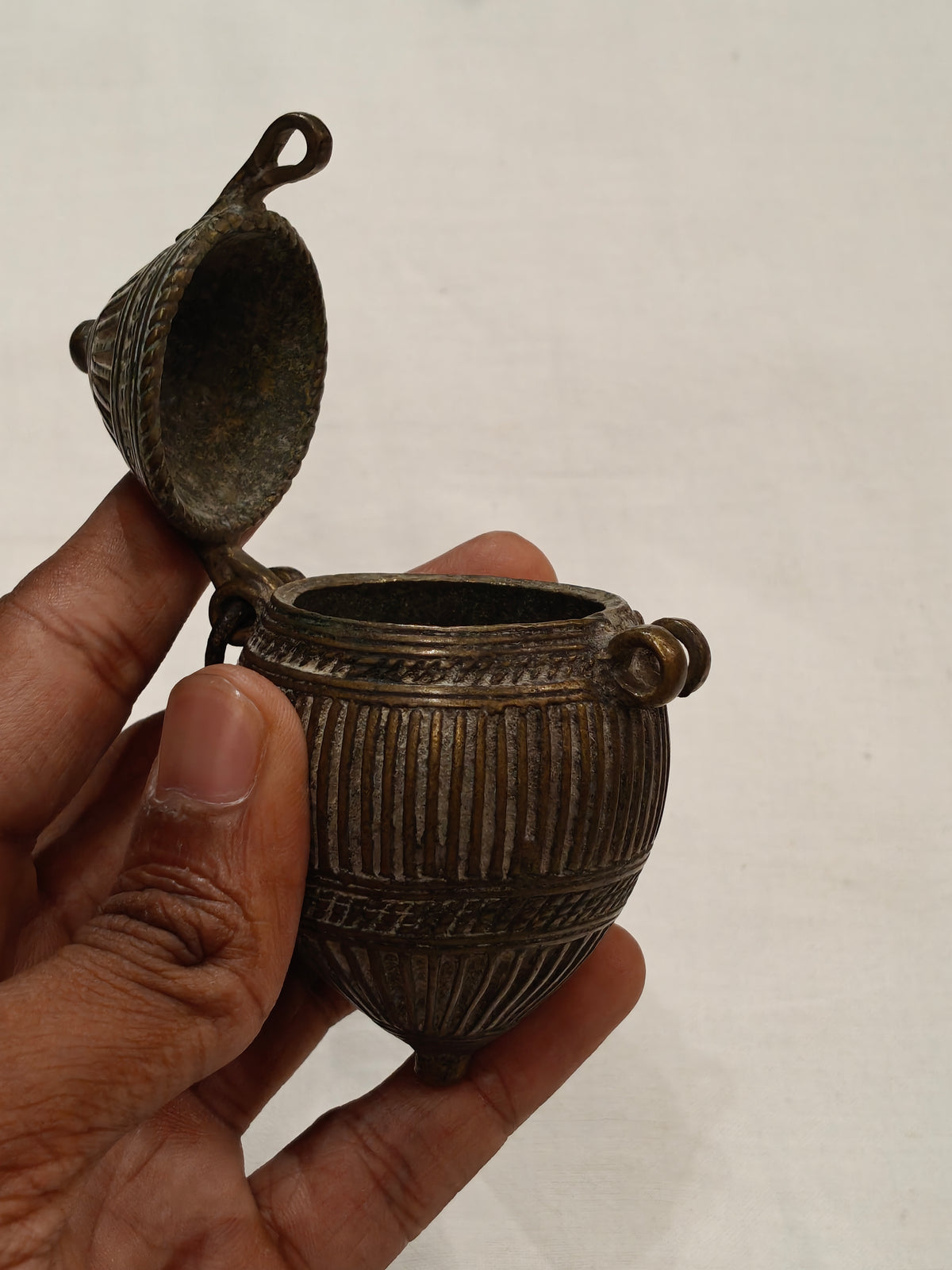 Small brass coin round box / Karataa / Karaata - Handcrafted brass decor