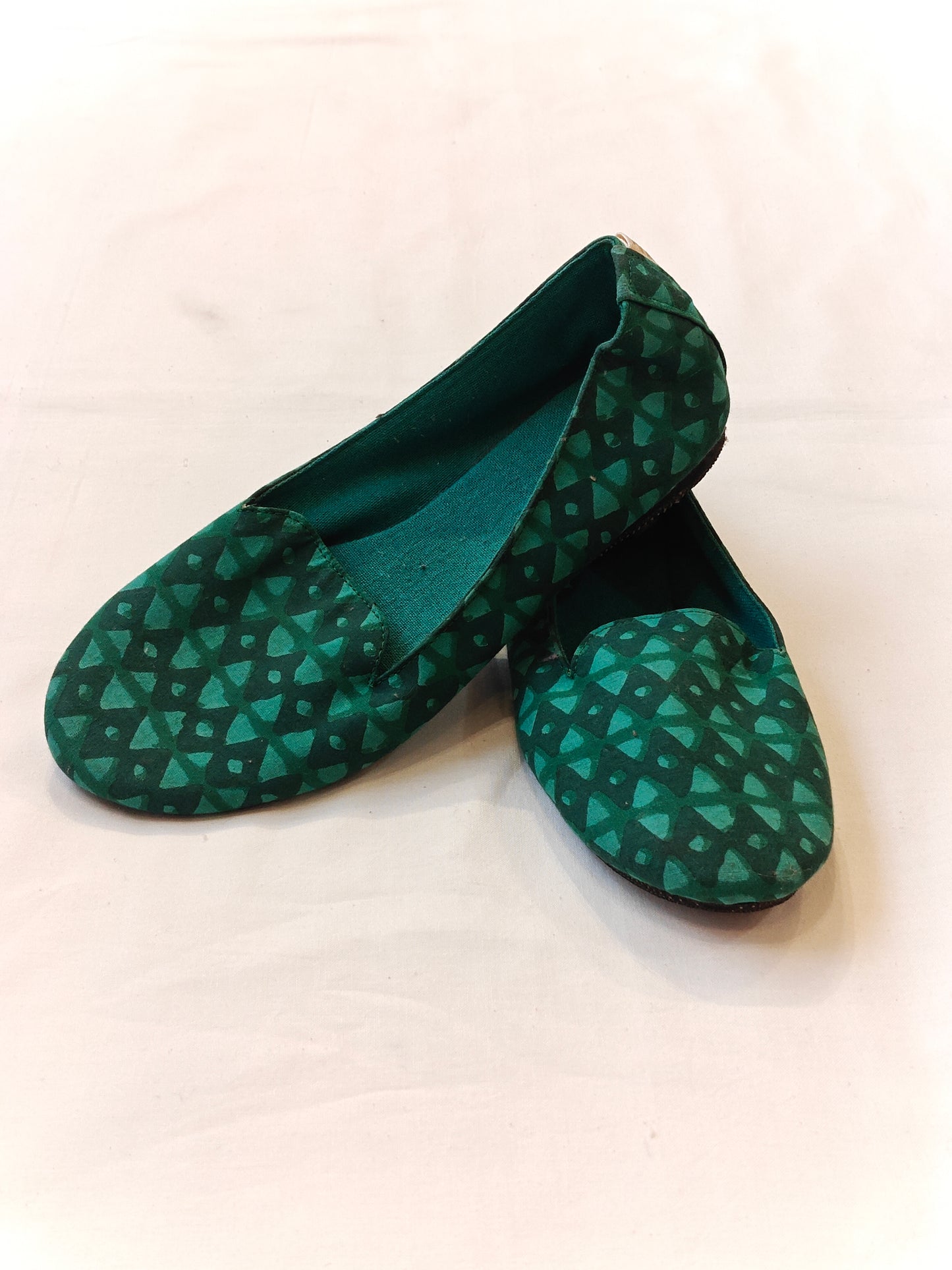 Green triangular prints women's shoe with upcycled tyre base