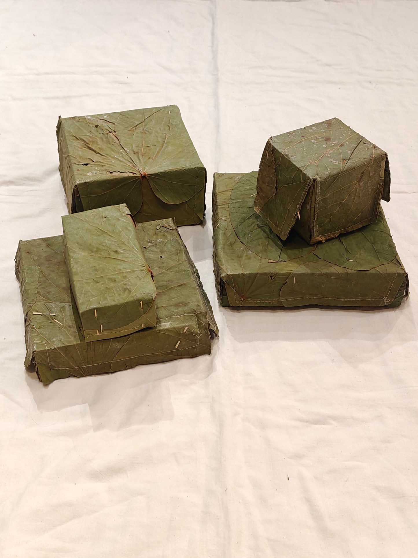 Sweet / gift box handcrafted with Vistaraku / Sal leaf with attached lid - eco-friendly