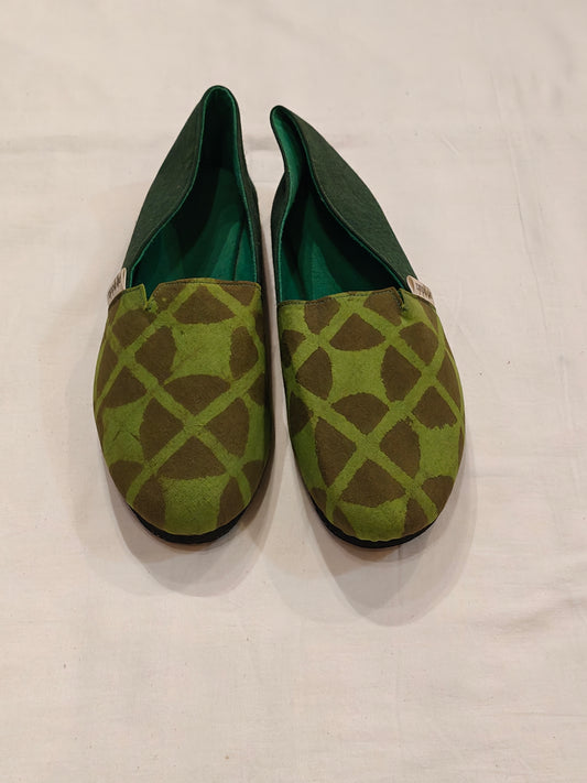 Green circles with triangles mace men's shoe with upcycled tyre base