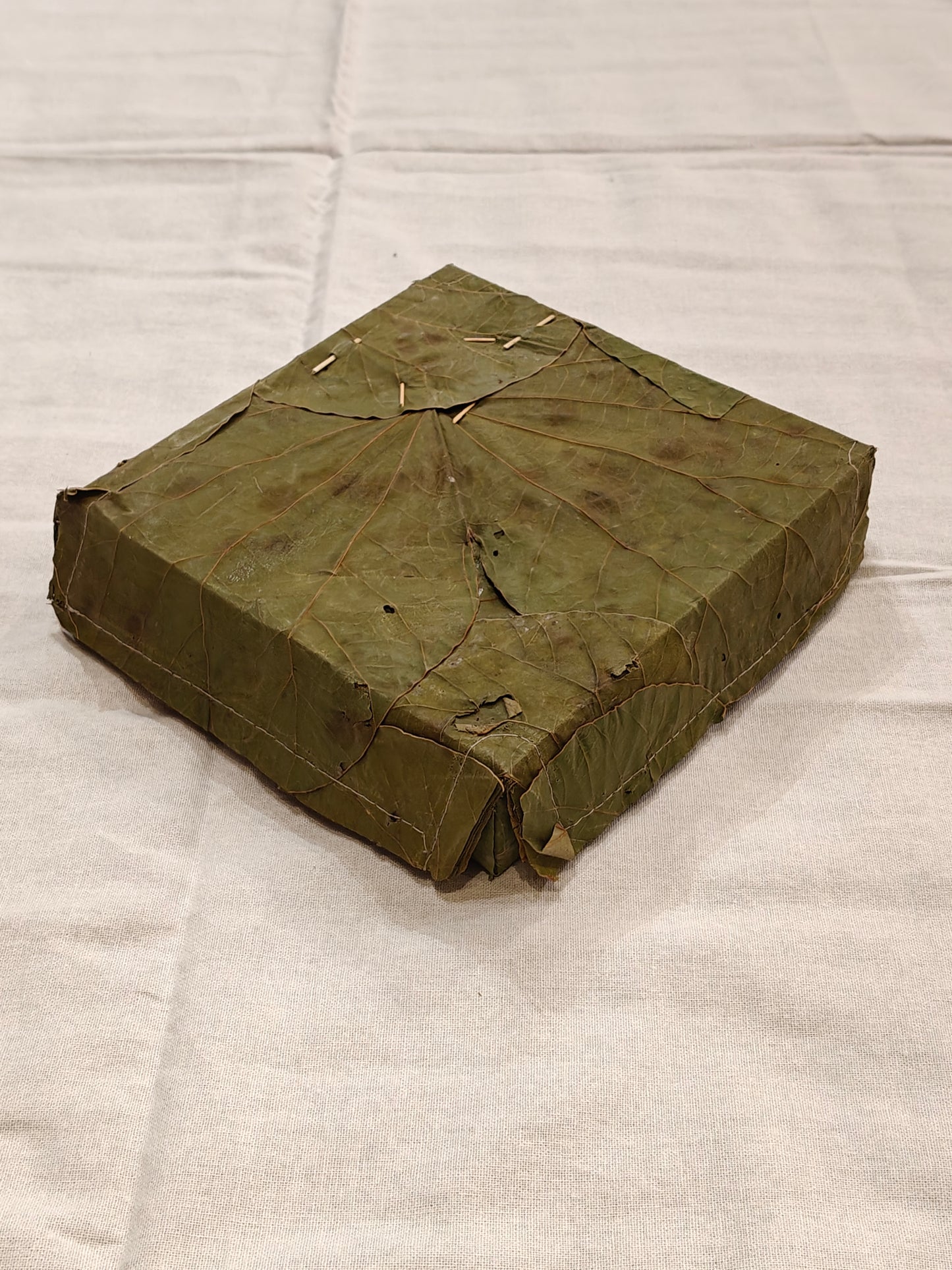 Sweet / gift box handcrafted with Vistaraku / Sal leaf with attached lid - eco-friendly