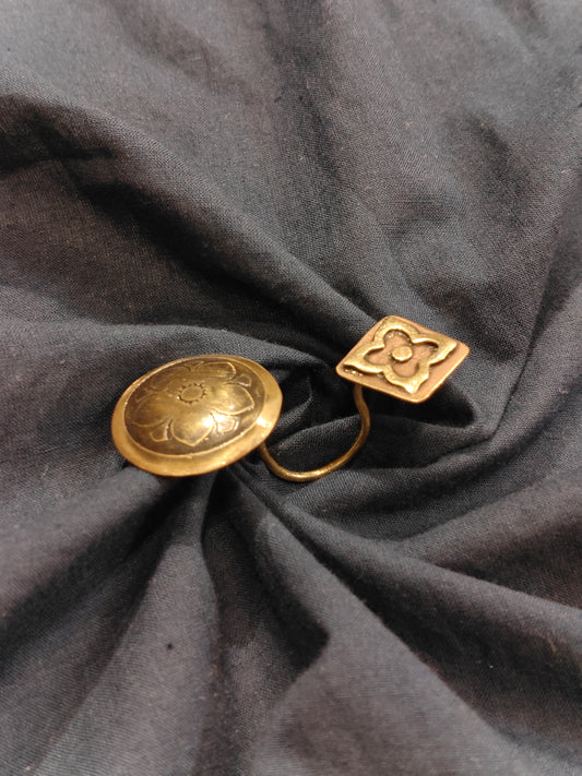 Circular flower design finger ring in brass and copper