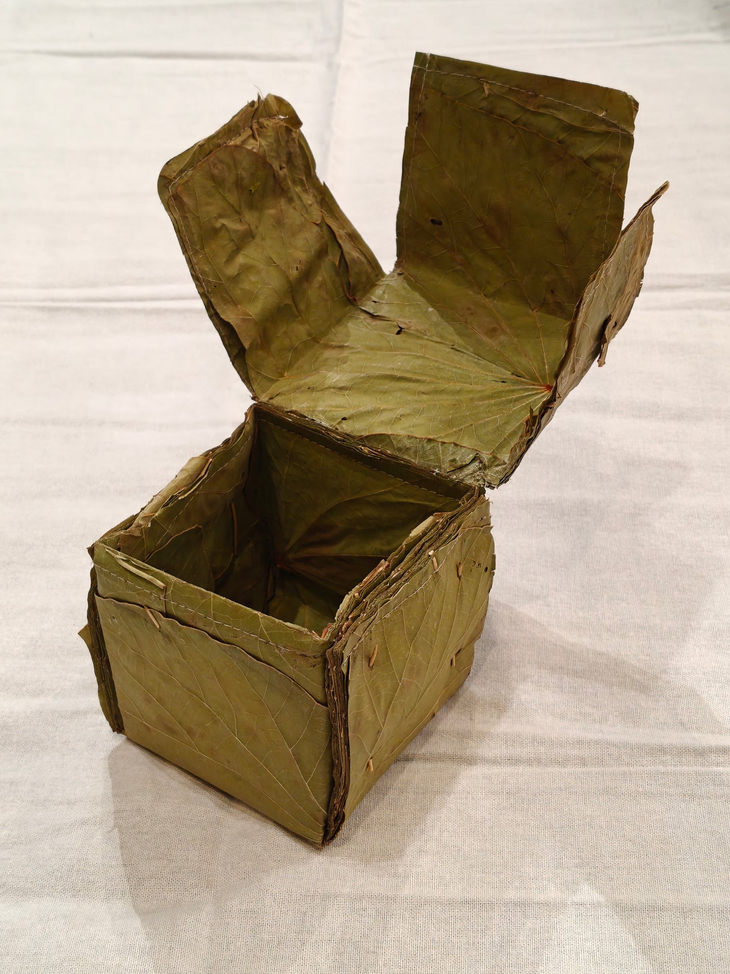 Sweet / gift box handcrafted with Vistaraku / Sal leaf with attached lid - eco-friendly