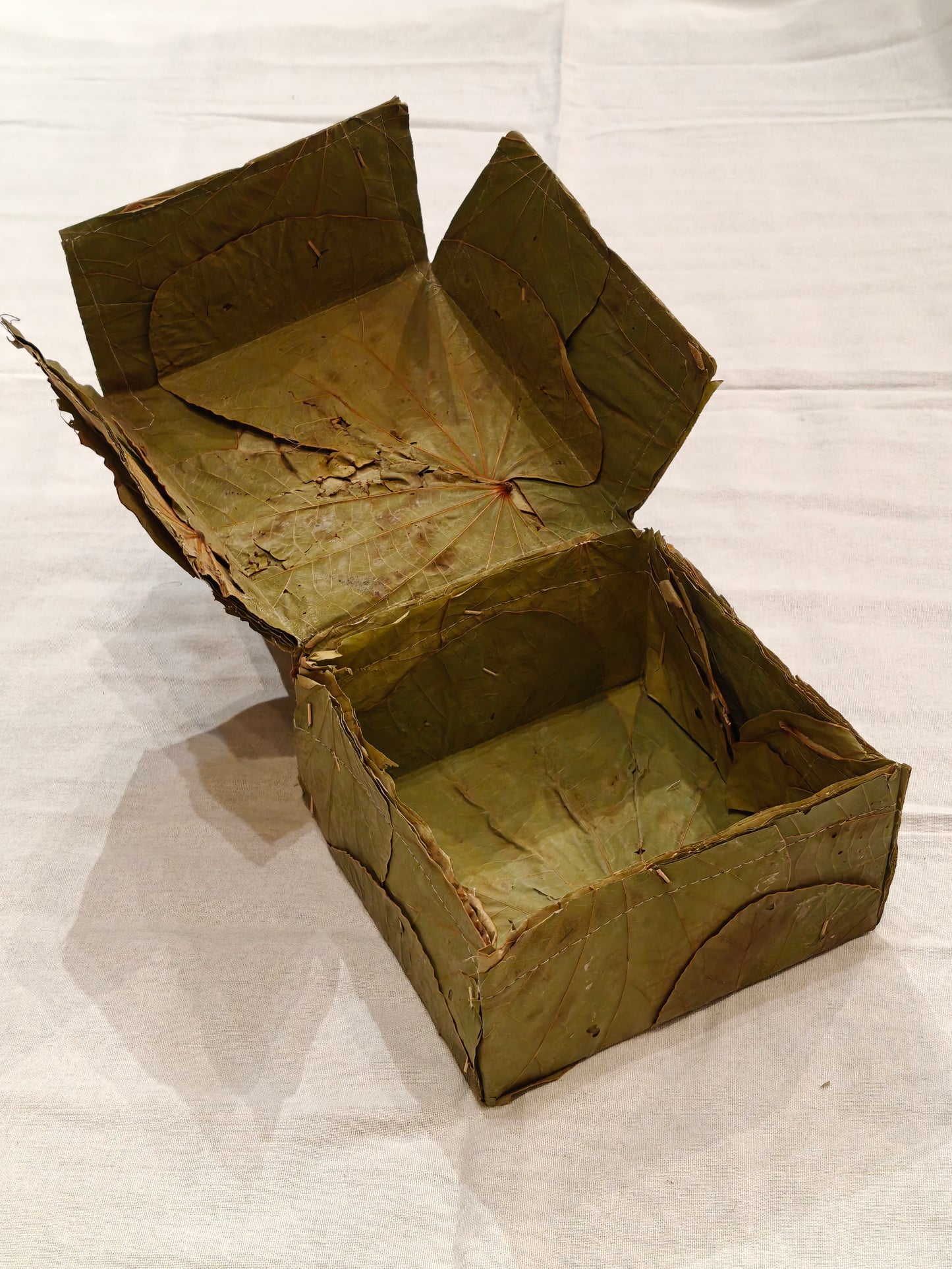 Sweet / gift box handcrafted with Vistaraku / Sal leaf with attached lid - eco-friendly