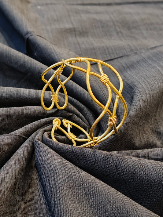 Swirling wires design handcrafted cuff bracelet in brass