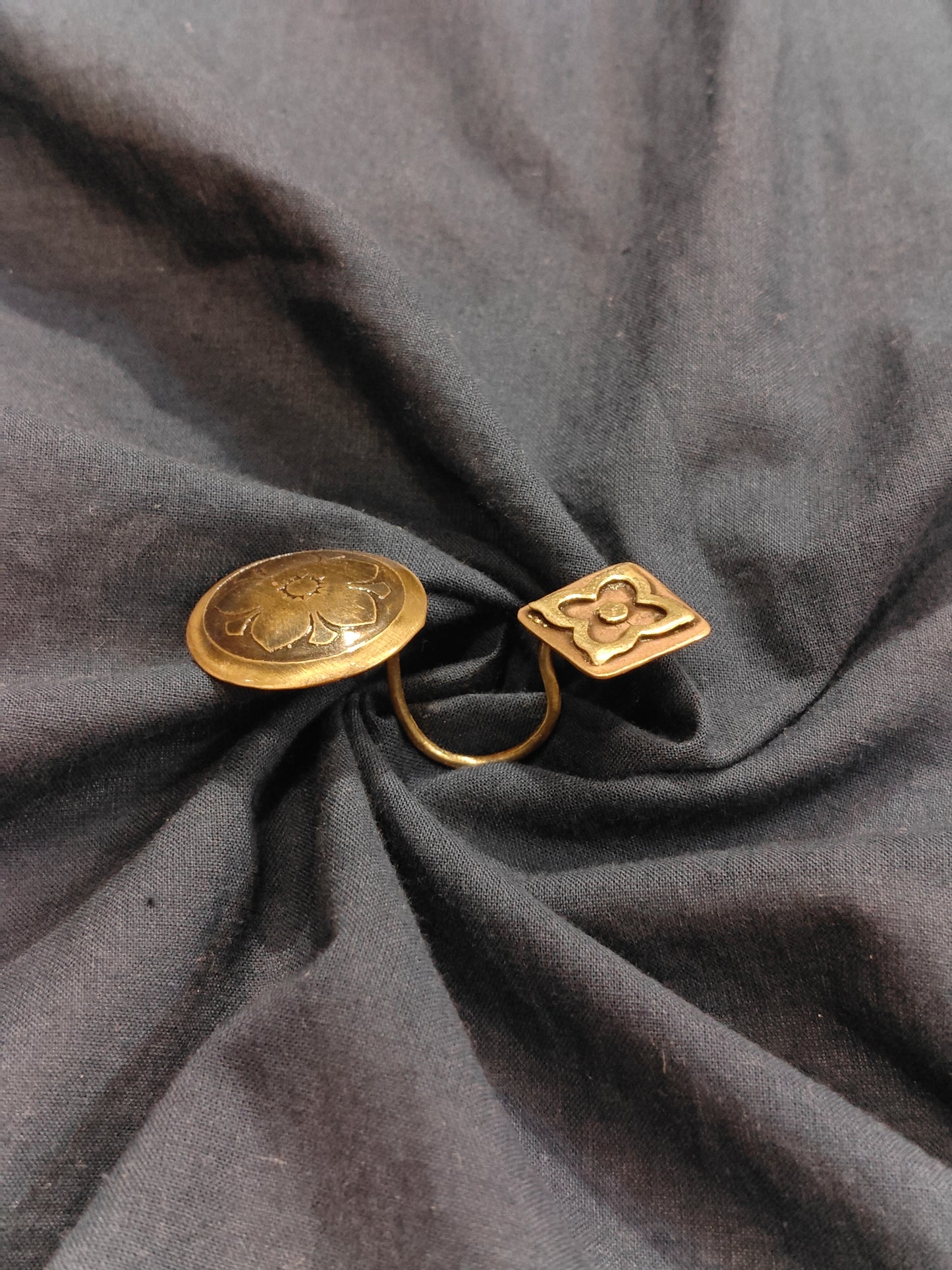 Circular flower design finger ring in brass and copper