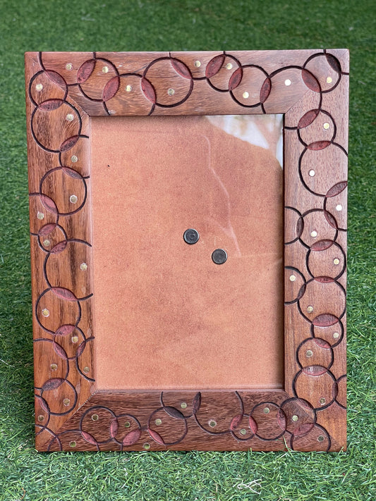 Wooden hand carved photo frame to hold 7 x 5 inches size photo - circles design with brass engraving