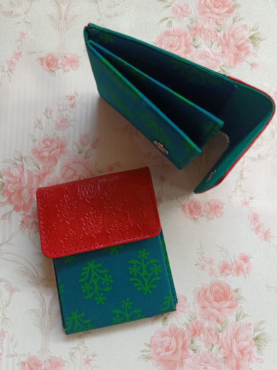 Cards and cash holder with 3 pockets - red and green