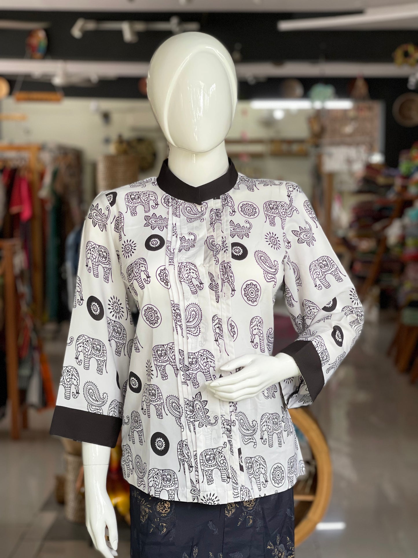 White elephants print pleated shirt with black band neck and cuffs