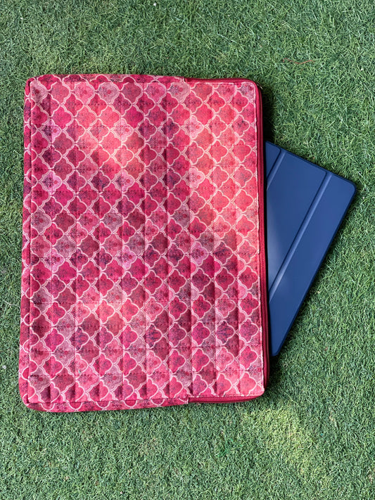 Quilted laptop sleeve for 15+ inch laptops - red